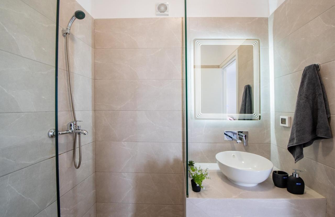 Sunwaves Beach Studio I Ialysos  Bagian luar foto